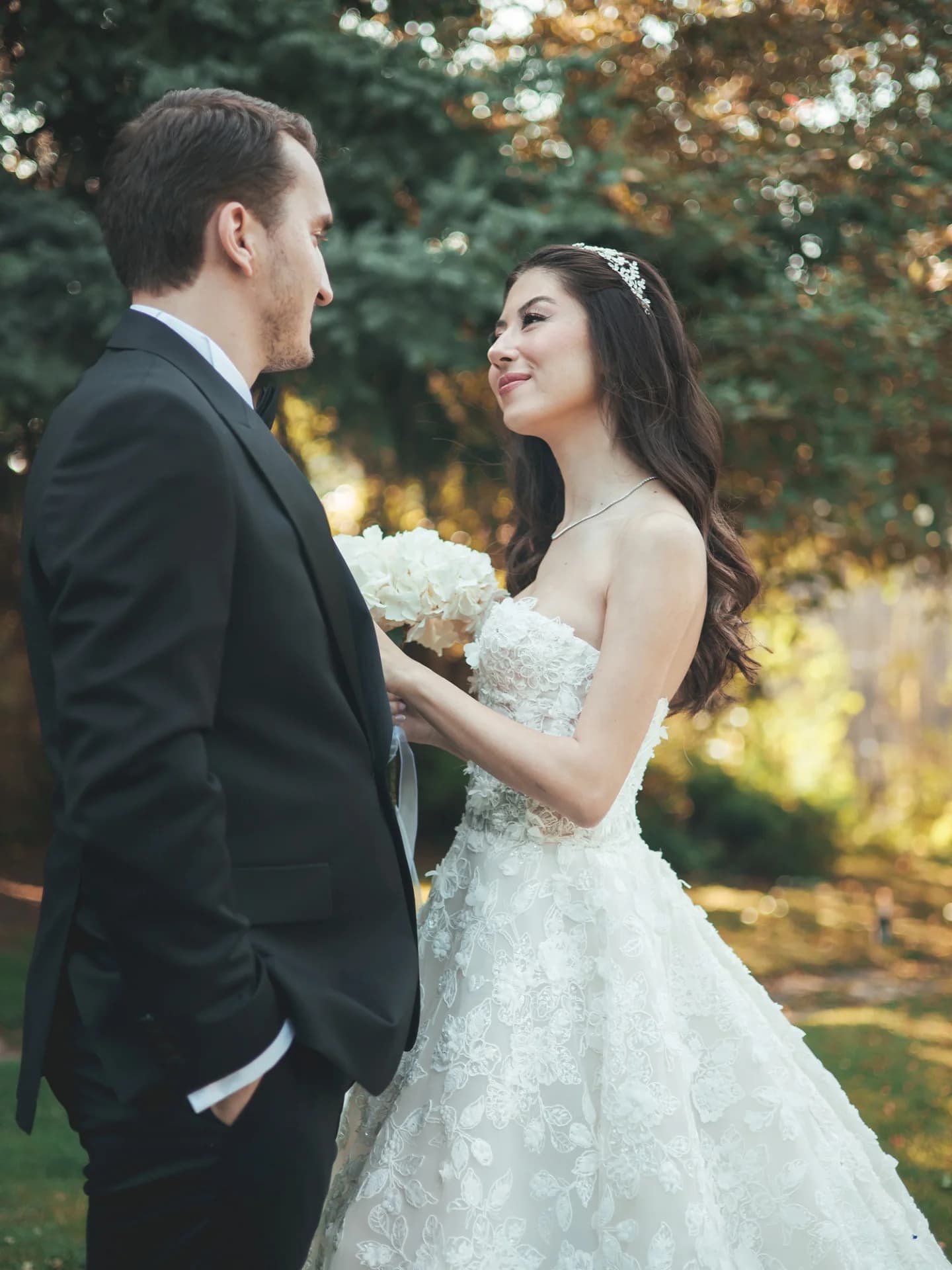 Gün ışığında birbirine bakan gelin ve damat